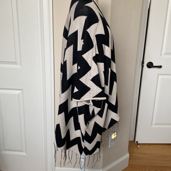Fate chevron cardigan poncho Cape Womens Fringe Beige/Black Boho Fall warm L - Picture 4 of 10
